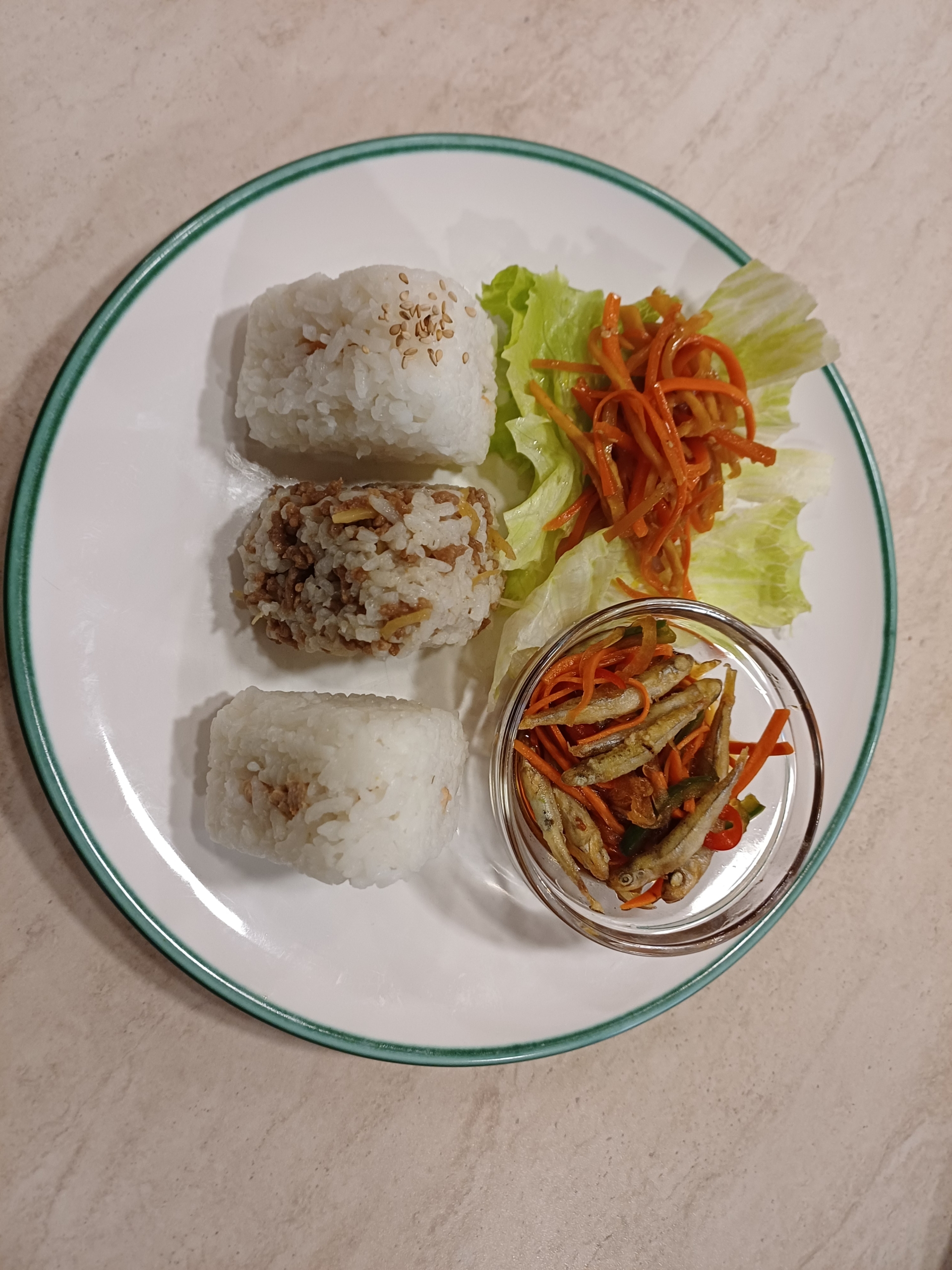 Fischgericht mit Reisbällchen